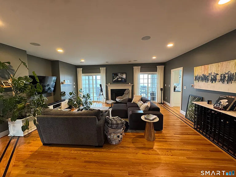 556 Hill St — Photo 3