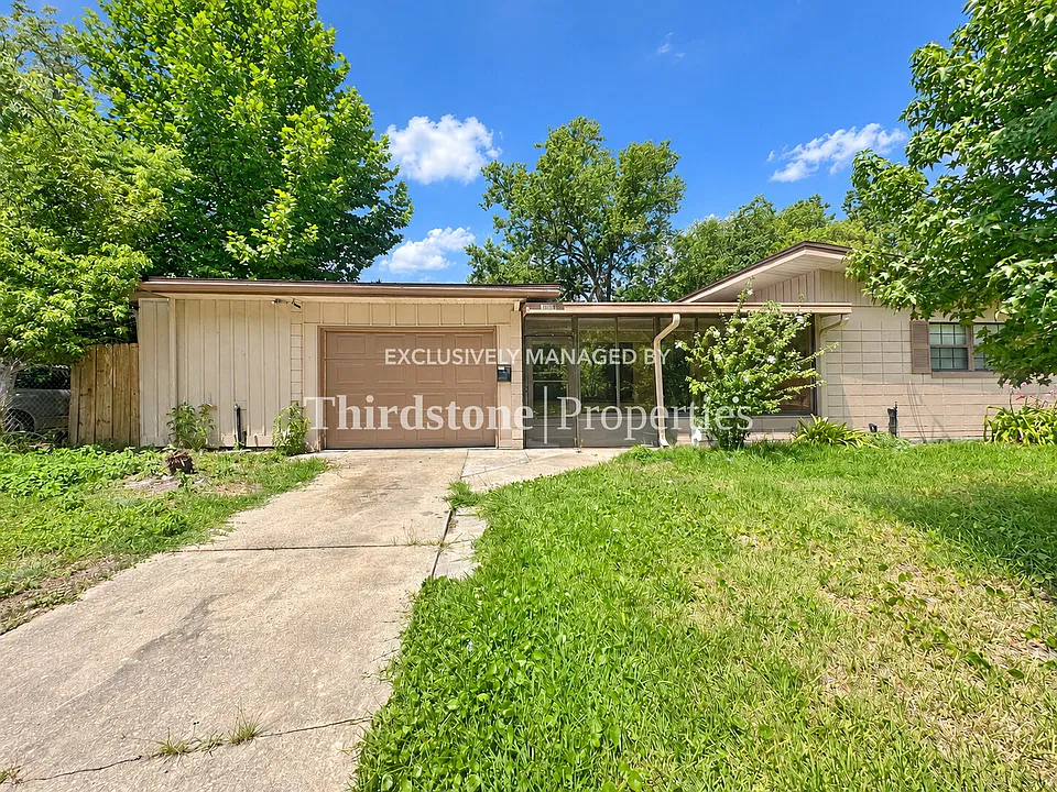 1038 La Marche Dr