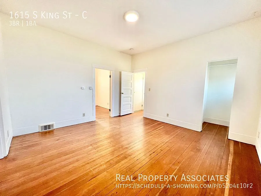 Large Sunlit 3 Bedroom Mother-In Law with Beautiful Hardwood Floors! Central District! — Photo 4
