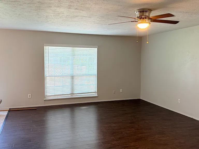 1024 Hawthorne Dr — Photo 9