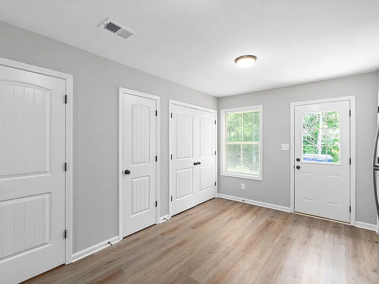 223 Smithson Ln — Photo 11