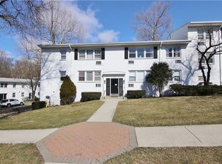 90 Avon Cir, Pt Chester, NY 10573