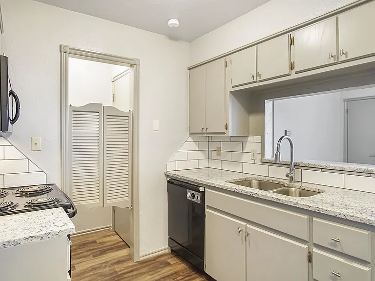 1000 Rambling Oaks Dr #6 — Photo 9