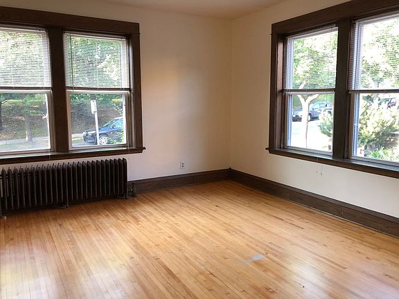 2nd image of 1117 W Franklin Ave #101