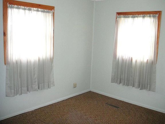 5th image of 533 Hayward St