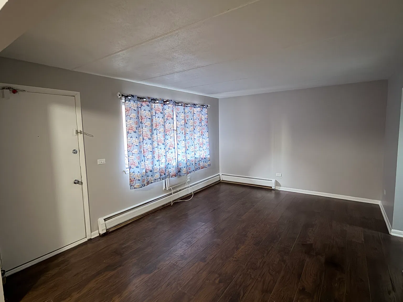 1 bed, 900 sqft, $1,350 — Photo 2