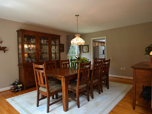 3rd image of 909 Longfield Cres