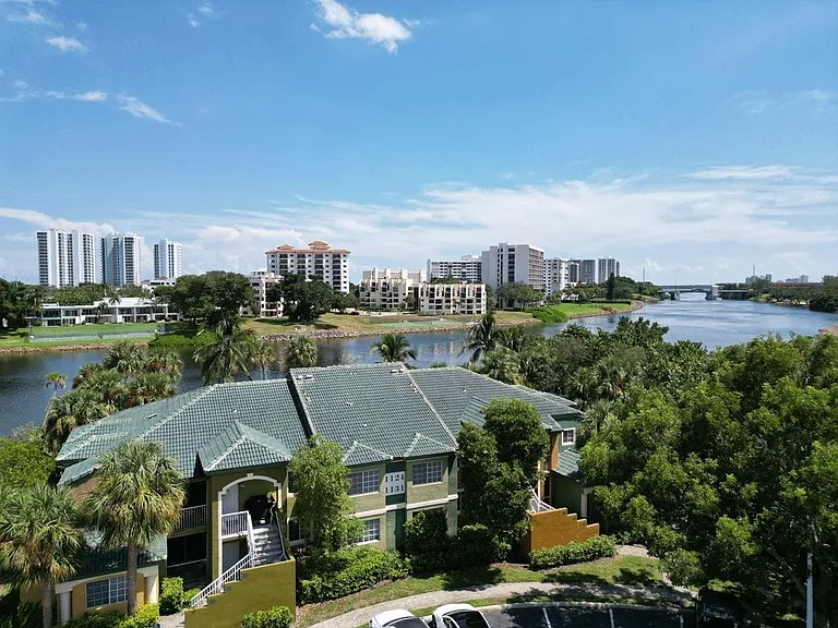Sanctuary Cove Apartments — Photo 23