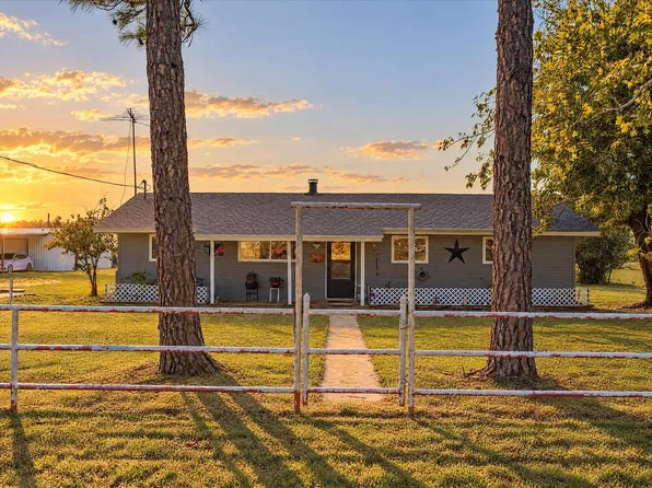 2220 Well Service Rd, Bowie, TX 76230