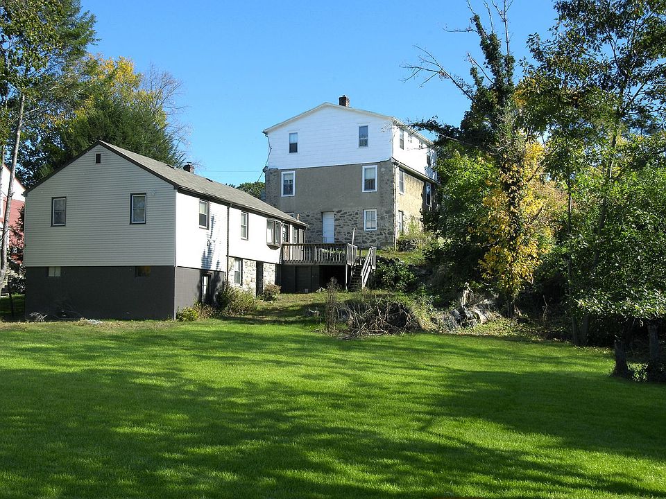 2nd image of 524 River Rd