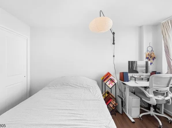 2005 Harmon Cove Tower, Secaucus Town, NJ 07094