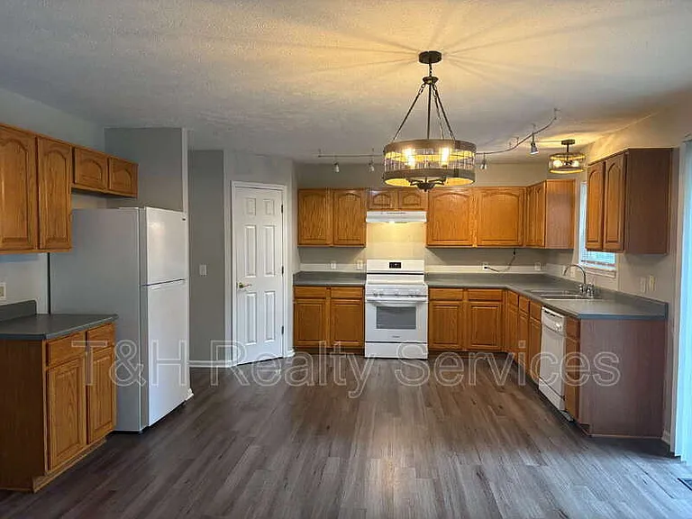 6609 Smithfield Dr — Photo 8