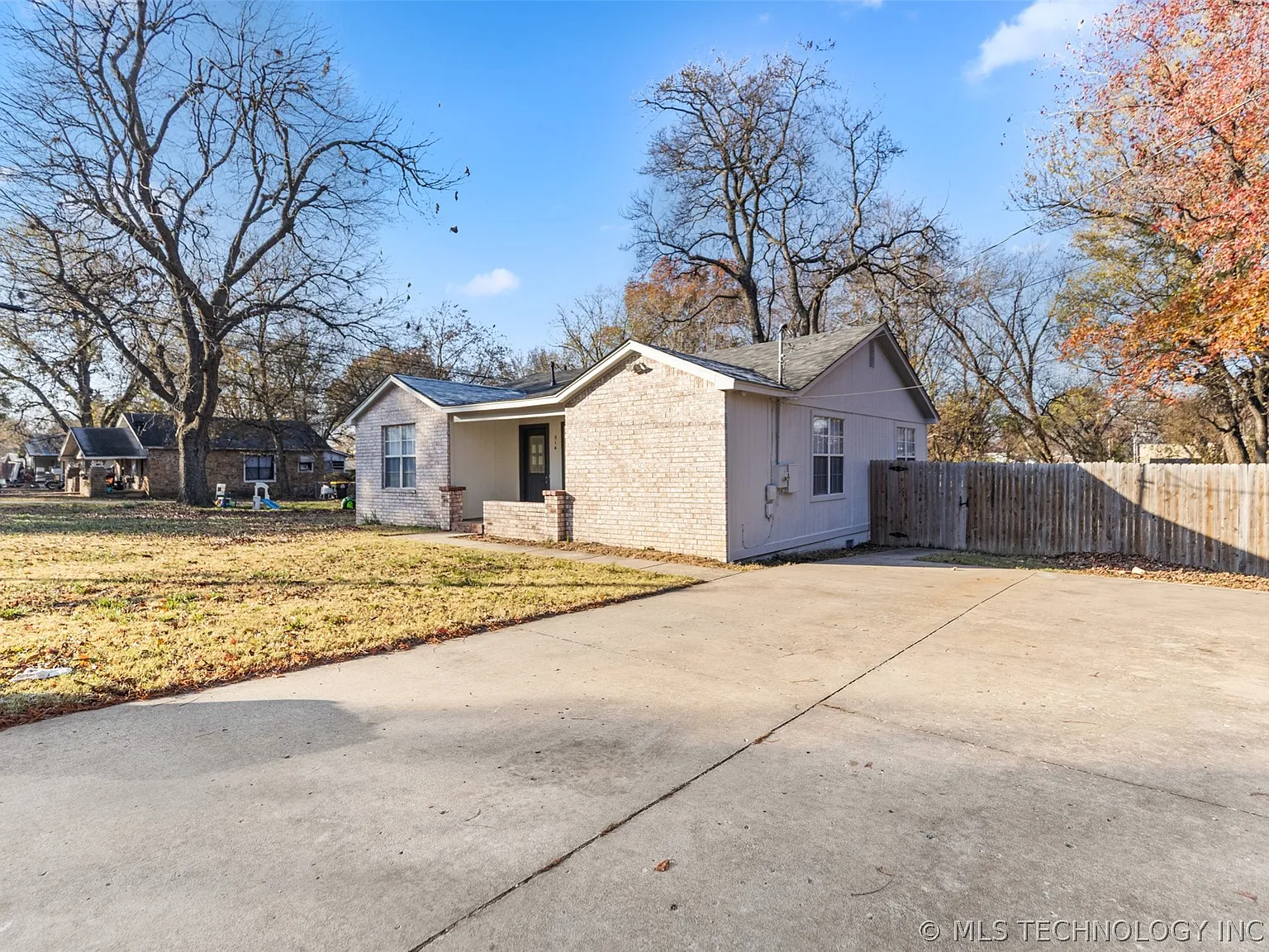 2 bed, 1.0 bath, 1116 sqft, $1,350 — Photo 2