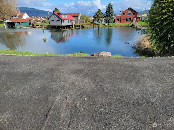 239 N Welcome Slough Road, Cathlamet, WA 98612