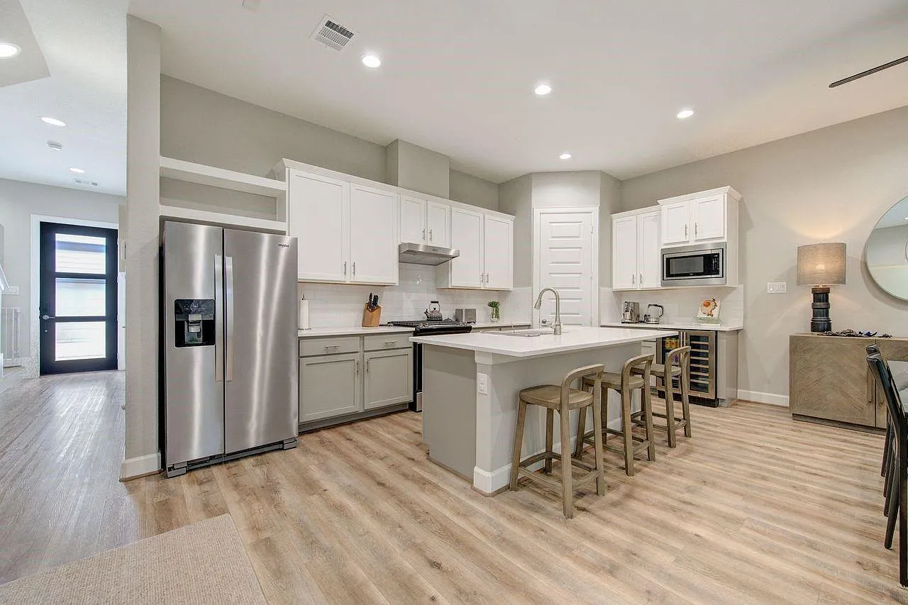 4 bed, 3.5 bath, 2799 sqft, $4,300 — Photo 4