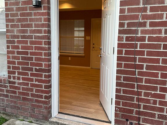 2nd image of 914 Live Oak Cir