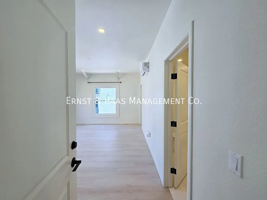 Charming Remodeled Studio Near Downtown Long Beach!*Move-In Special*Hold — Photo 2
