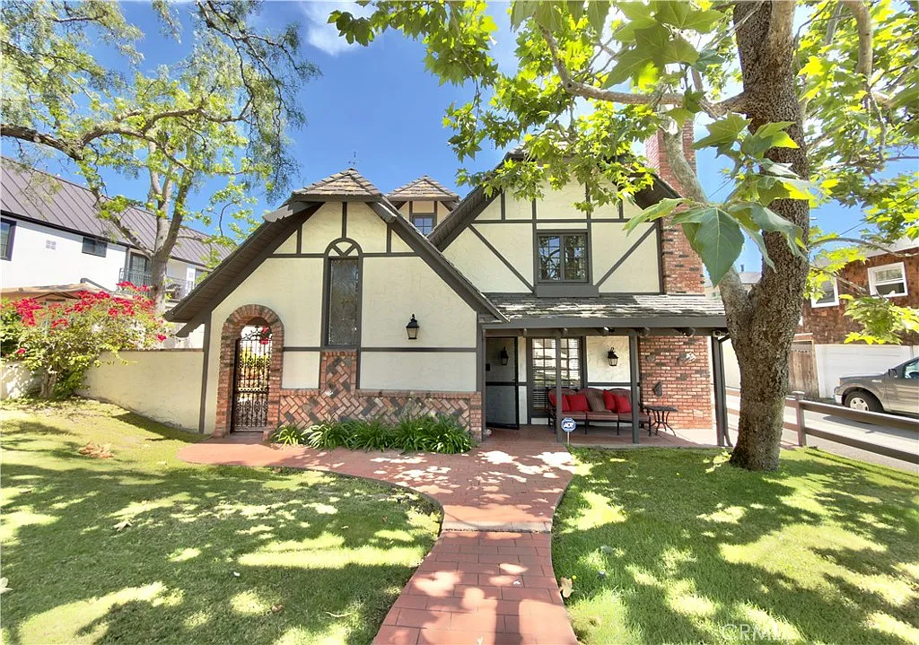 4 bed, 2700 sqft, $15,000 — Photo 1