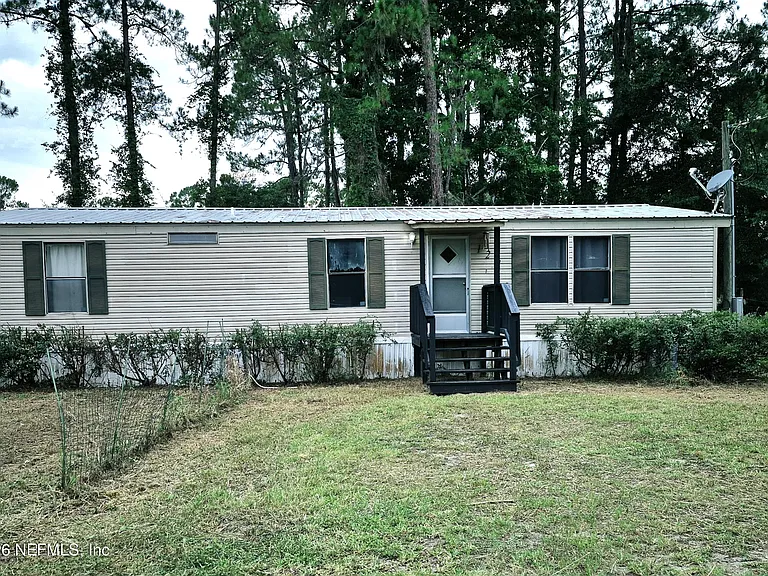 121 Cris Dr — Photo 2