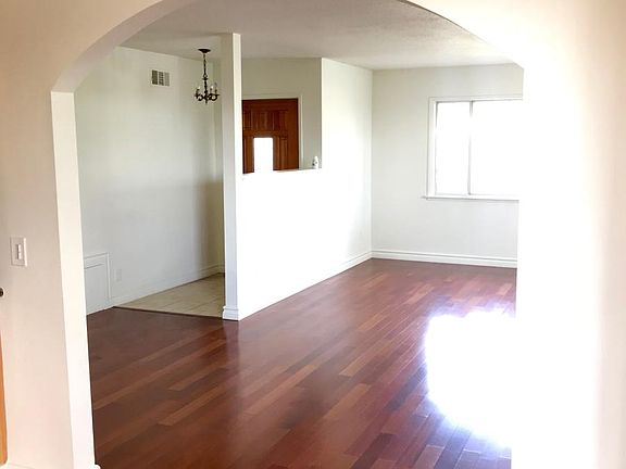 Home Entrace/Fireplace Room