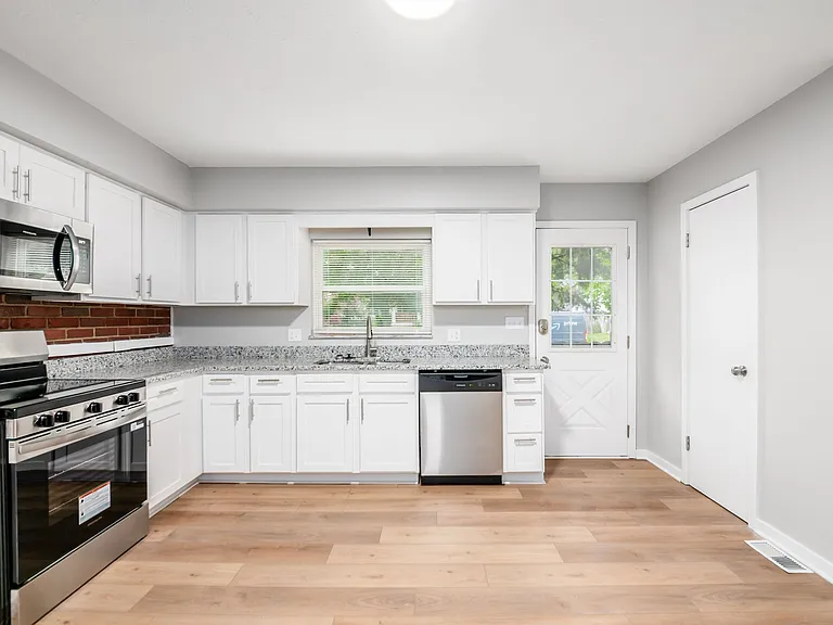 4039 Lincoln Ave — Photo 9