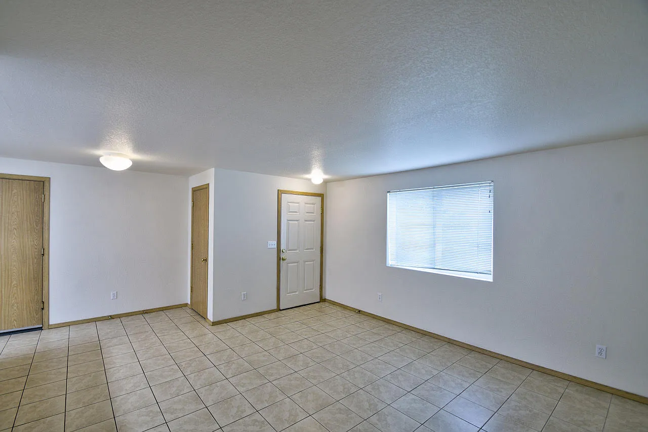 3 bed, 1000 sqft, $2,295 — Photo 3