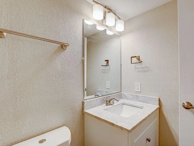 Lake Country Village Apartments — Photo 34