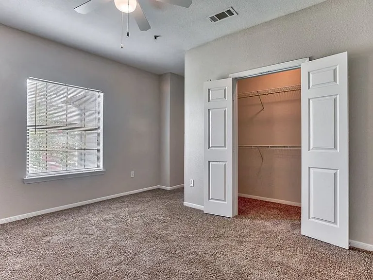 At Vance Jackson, we have all you need to feel right at home. Located in beautiful San Antonio, our prime location is near many restaurants, retail, and much more.