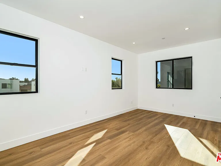 2204 1/2 Carmona Ave — Photo 16