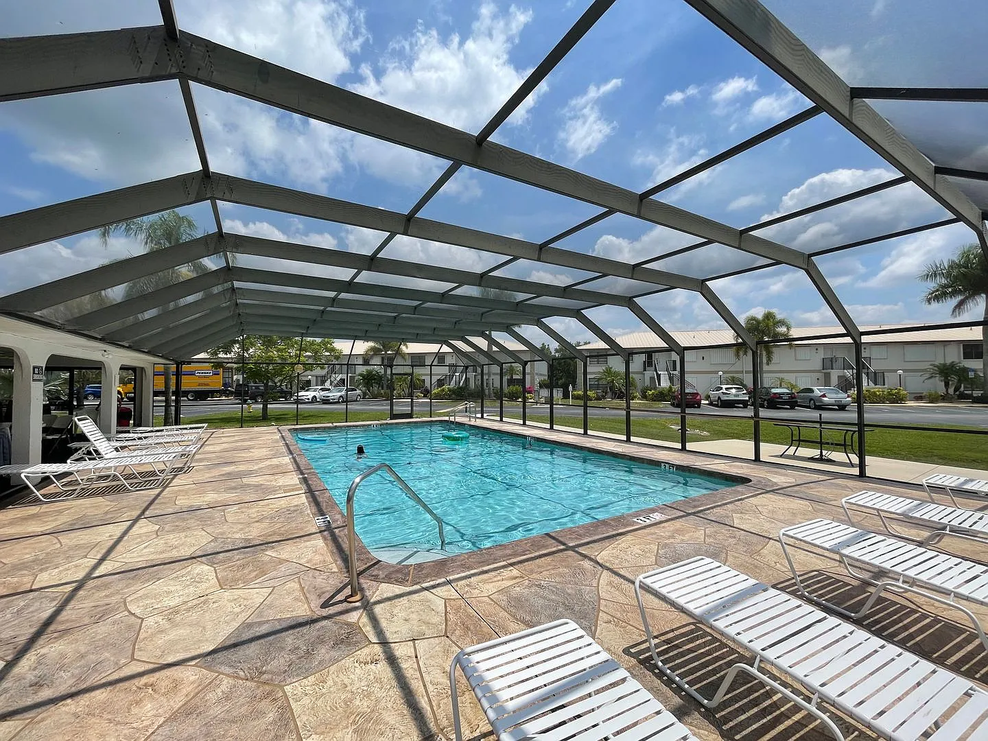 Centrally Located- Updated Unfurnished Annual Rental — Photo 4