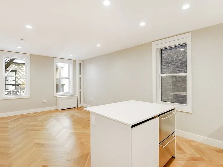 225 W 23rd St #2252R — Photo 4