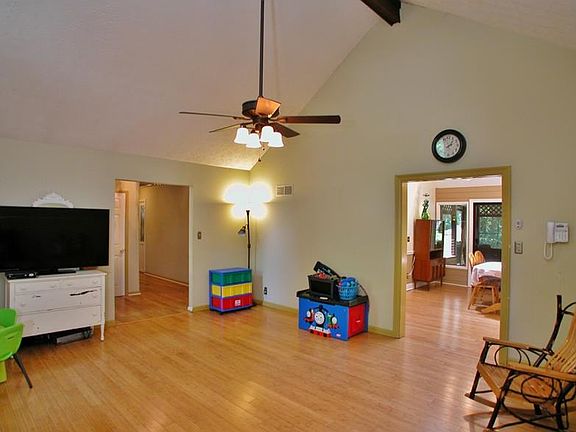 3rd image of 2857 Rosemont Dr