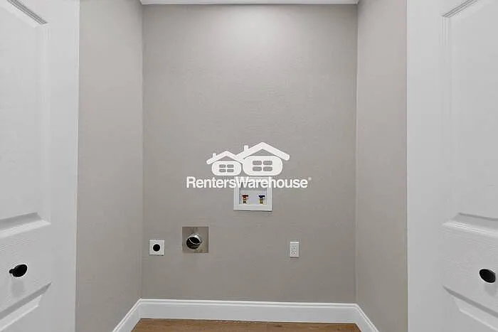 1004 Whitehall Dr — Photo 37