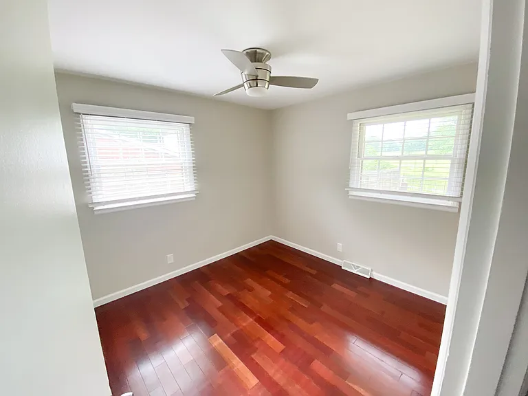 872 Summerville Dr — Photo 7
