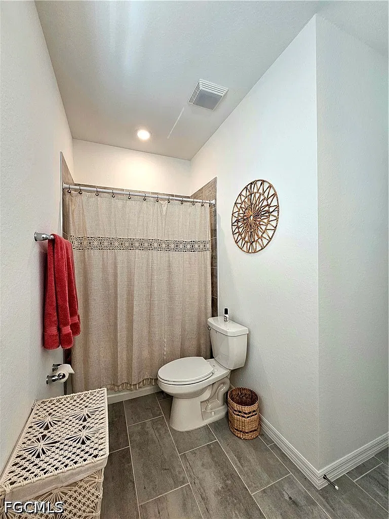 4 bed, 3.0 bath, 2606 sqft, $8,300 — Photo 2