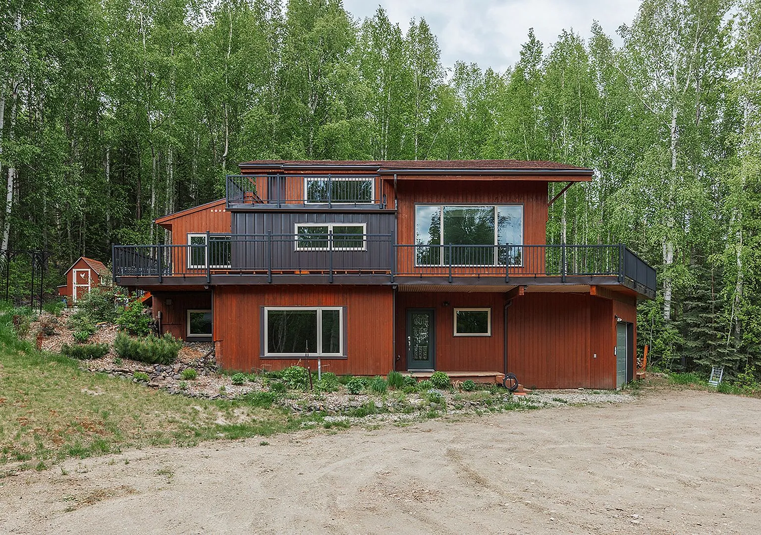 Well-Maintained 4 Bedroom Home Just 15 Minutes from Town! — Photo 1