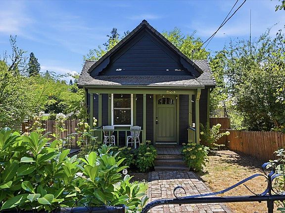 5th image of 623 Brighton St