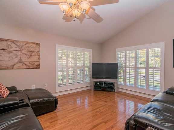 5th image of 302 S Arrawana Ave