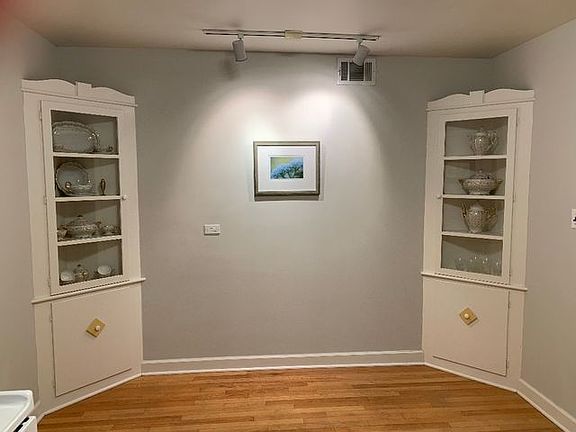 4th image of 451 W Elm Park Ave