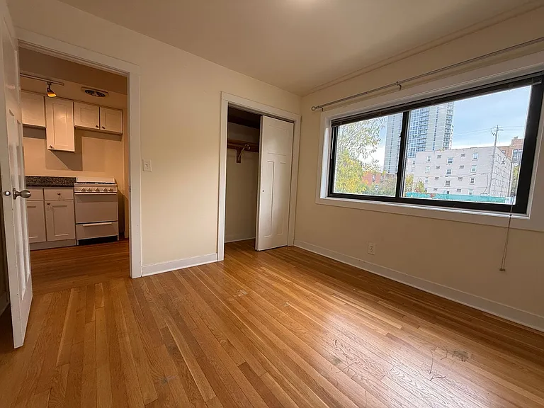 1639 N Farwell Ave — Photo 6