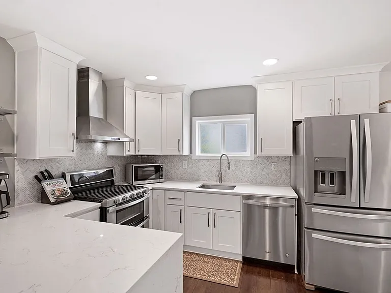 2410 S Dakota Ave NE — Photo 21