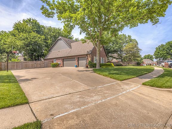 4th image of 7405 E Galveston St