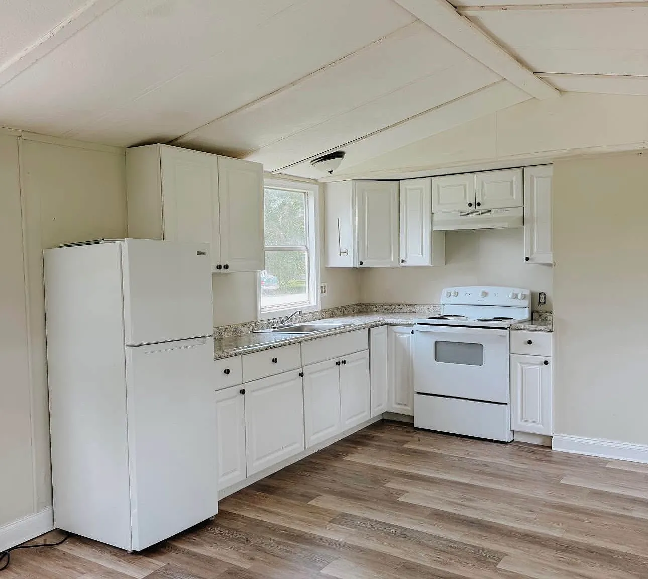 3 bed, 700 sqft, $1,095 — Photo 2