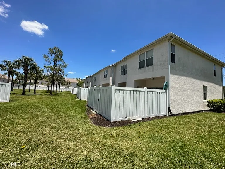 3627 Pine Oak Cir #102 — Photo 7