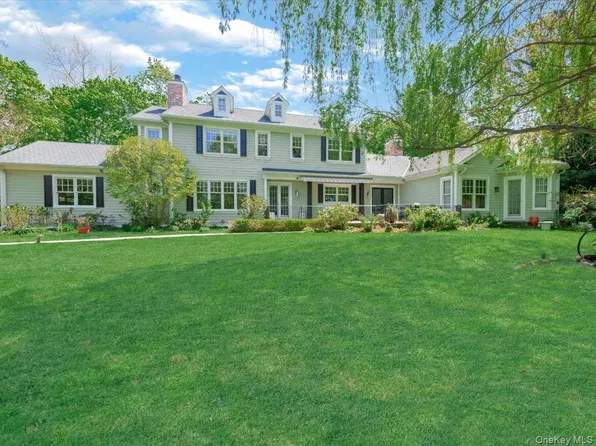 16 THE LOCH, Roslyn, NY 11576