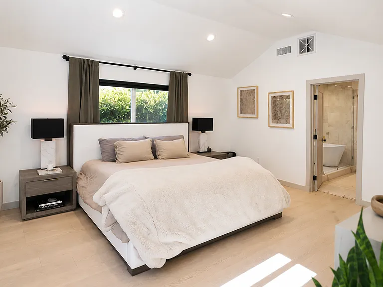14822 Morrison St — Photo 12