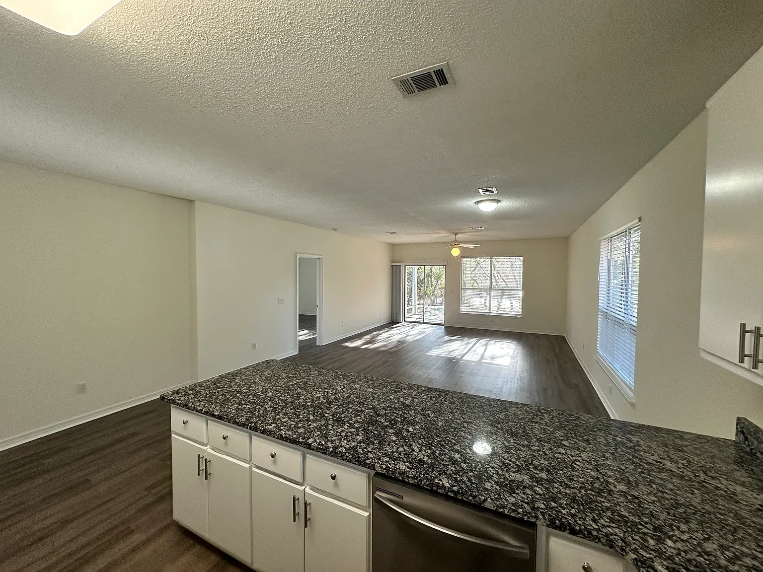 3 bed, 1669 sqft, $2,800 — Photo 3