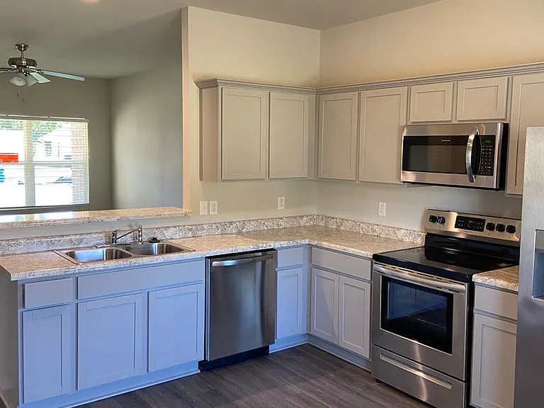 2617 Grand Ln — Photo 6
