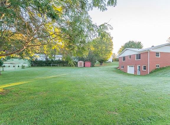 4th image of 82 Henson Dr