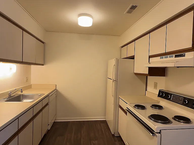 Lakeside Village Apartments — Photo 137